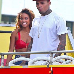 Chris Brown promociona su nuevo disco 'X' junto a Karrueche Tran 