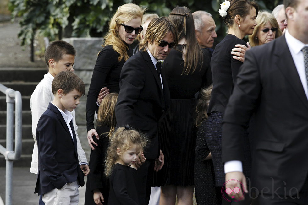 Nicole Kidman en el funeral de su padre con Keith Urban y sus hijas