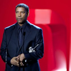 Denzel Washington posa con el Premio Donostia 2014