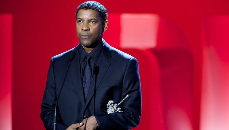 Denzel Washington posa con el Premio Donostia 2014