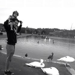 Cesc Fàbregas y su hija Lia dan un paseo por el parque