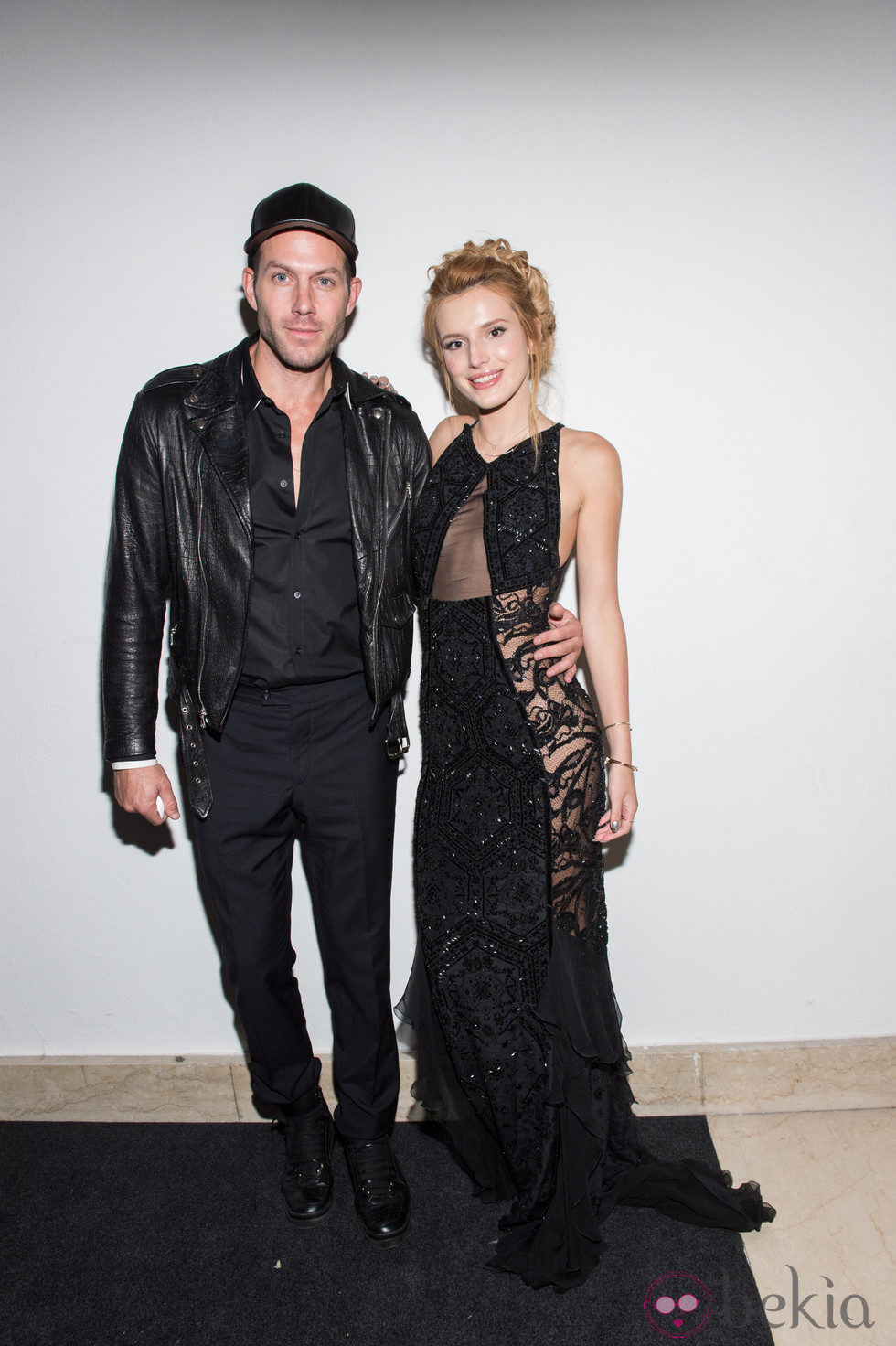 Johnny Wujek y Bella Thorne en la cena benéfica de amfAR durante La Semana de la Moda de Milán 2014