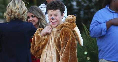 Nolan Gould se disfraza de  gato para el especial de Halloween 'Modern Family'