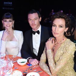 Luke Evans, Nieves Álvarez y Coco Rocha en la Gala amfAR de Milán 2014