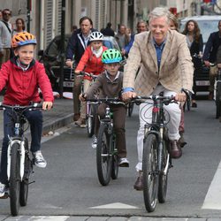 Felipe de Bélgica con su hijo Gabriel en el Día de la Bicicleta 2014