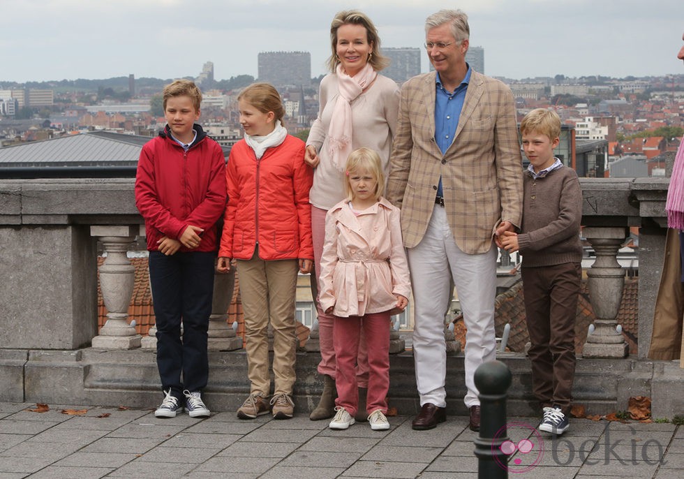 Felipe y Matilde de Bélgica con sus cuatro hijos en el Día de la Bicicleta 2014