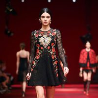 Kendall Jenner desfila para Dolce & Gabbana en la MBFW Milán