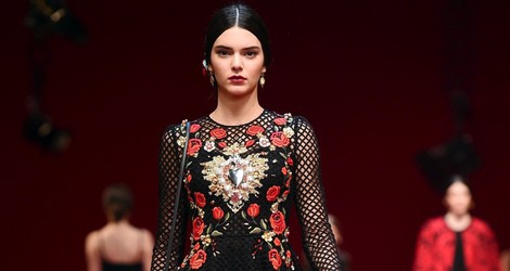 Kendall Jenner desfila para Dolce & Gabbana en la MBFW Milán