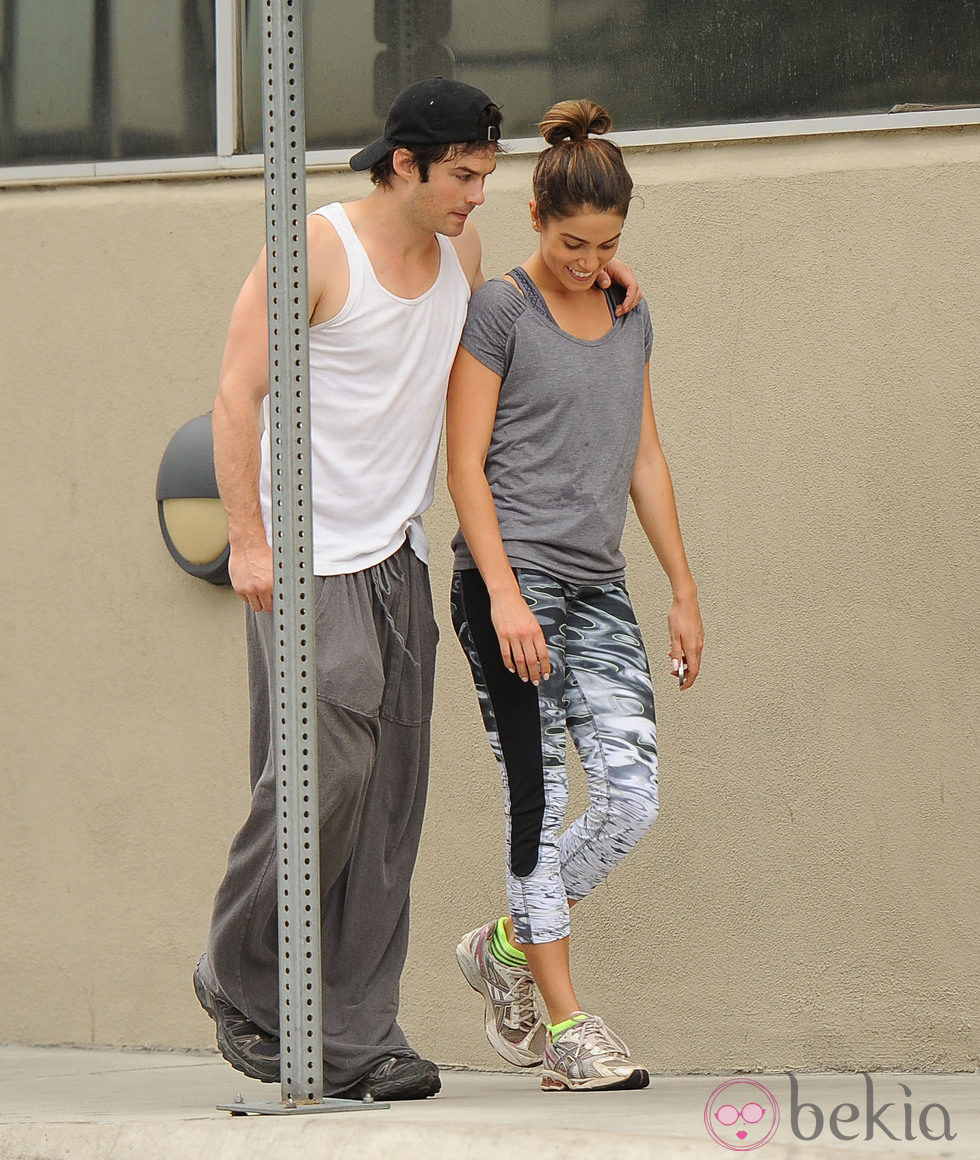 Ian Somerhalder y Nikki Reed dan un paseo informal en Los Ángeles