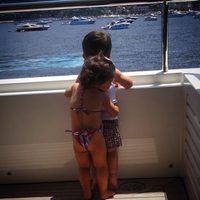 Lia Fàbregas abraza a Thiago Messi