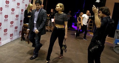 Jennifer Lawrence acude junto a Chris Martin al iHeartRadio Music Festival 2014