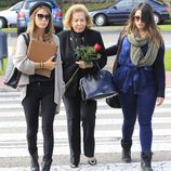 Elena Tablada con su abuela y su hermana en el tanatorio de Rafael Lozano