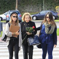 Elena Tablada con su abuela y su hermana en el tanatorio de Rafael Lozano