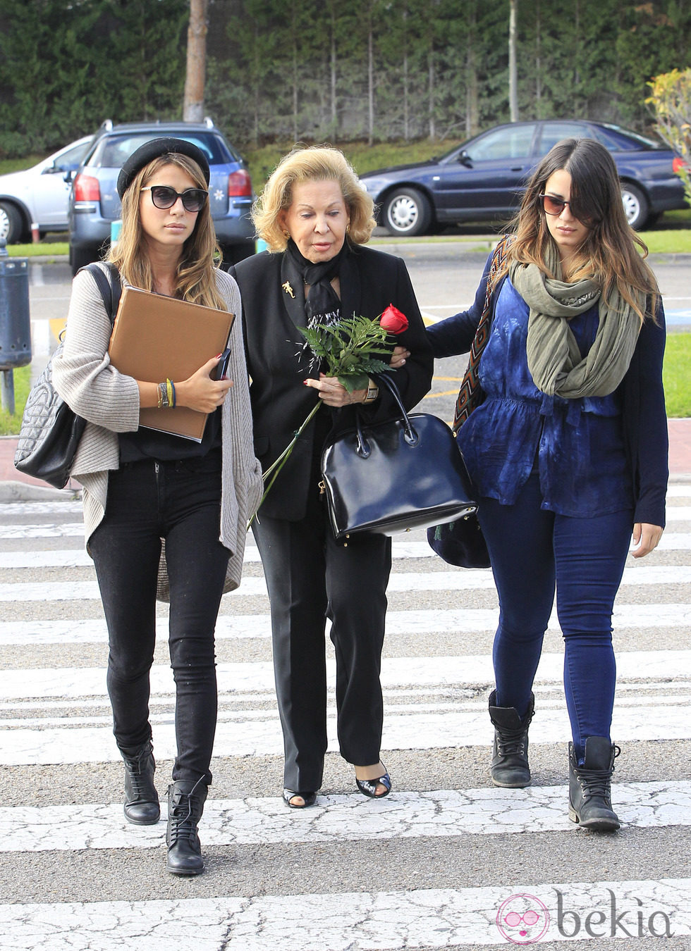 Elena Tablada con su abuela y su hermana en el tanatorio de Rafael Lozano