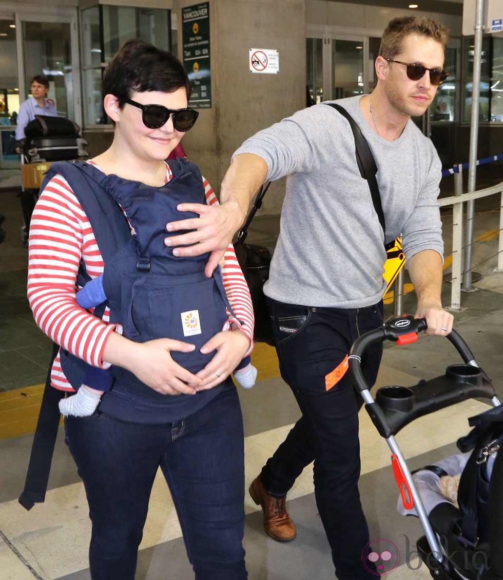 Ginnifer Goodwin y Josh Dallas con su hijo Oliver en el aeropuerto de Vancouver