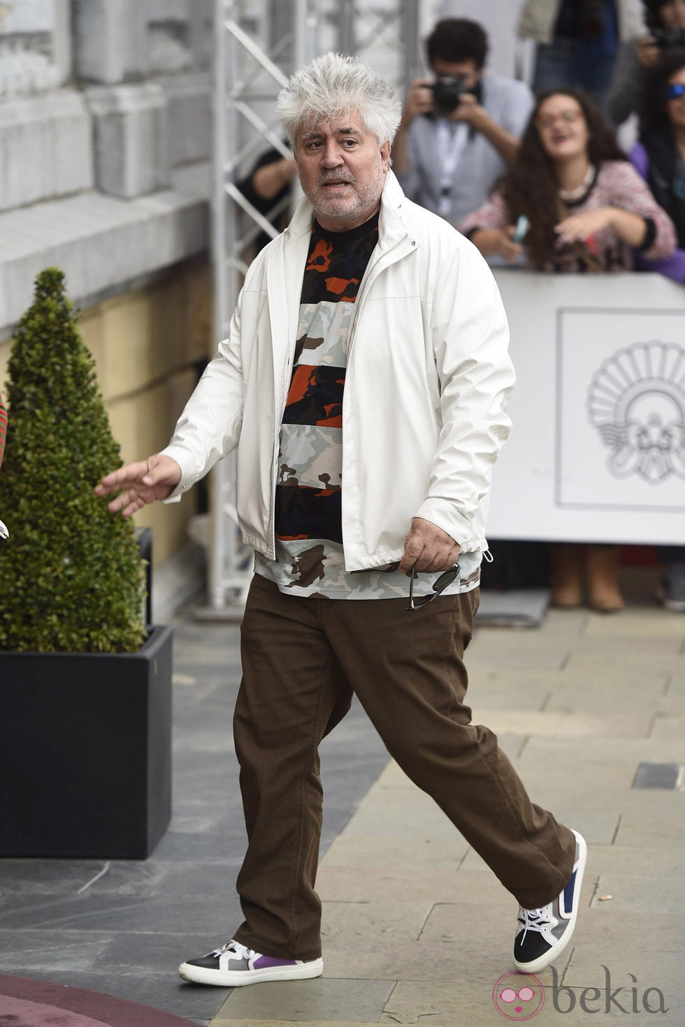 Pedro Almodóvar llegando al Festival de Cine de San Sebastián 2014