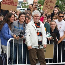 Pedro Almodóvar, felicitado por su 65 cumpleaños a su llegada al Festival de Cine de San Sebastián 2014