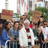 Pedro Almodóvar, felicitado por su 65 cumpleaños a su llegada al Festival de Cine de San Sebastián 2014