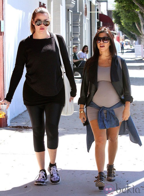 Kourtney Kardashian luce su embarazo junto a su hermana Khloé Kardashian en Los Ángeles