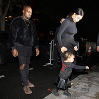 Kim Kardashian junto a Kanye West y a North West en la Semana de la Moda de París