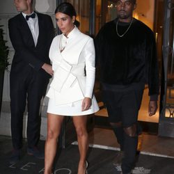 Kanye West y Kim Kardashian disfrutan de una romántica noche en París