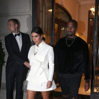 Kanye West y Kim Kardashian disfrutan de una romántica noche en París