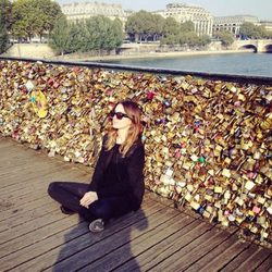 María Valverde en un puente de París lleno de candados