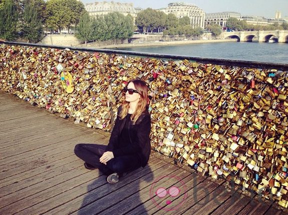 María Valverde en un puente de París lleno de candados