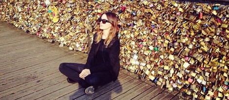 María Valverde en un puente de París lleno de candados