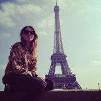 María Valverde posa con la Torre Eiffel