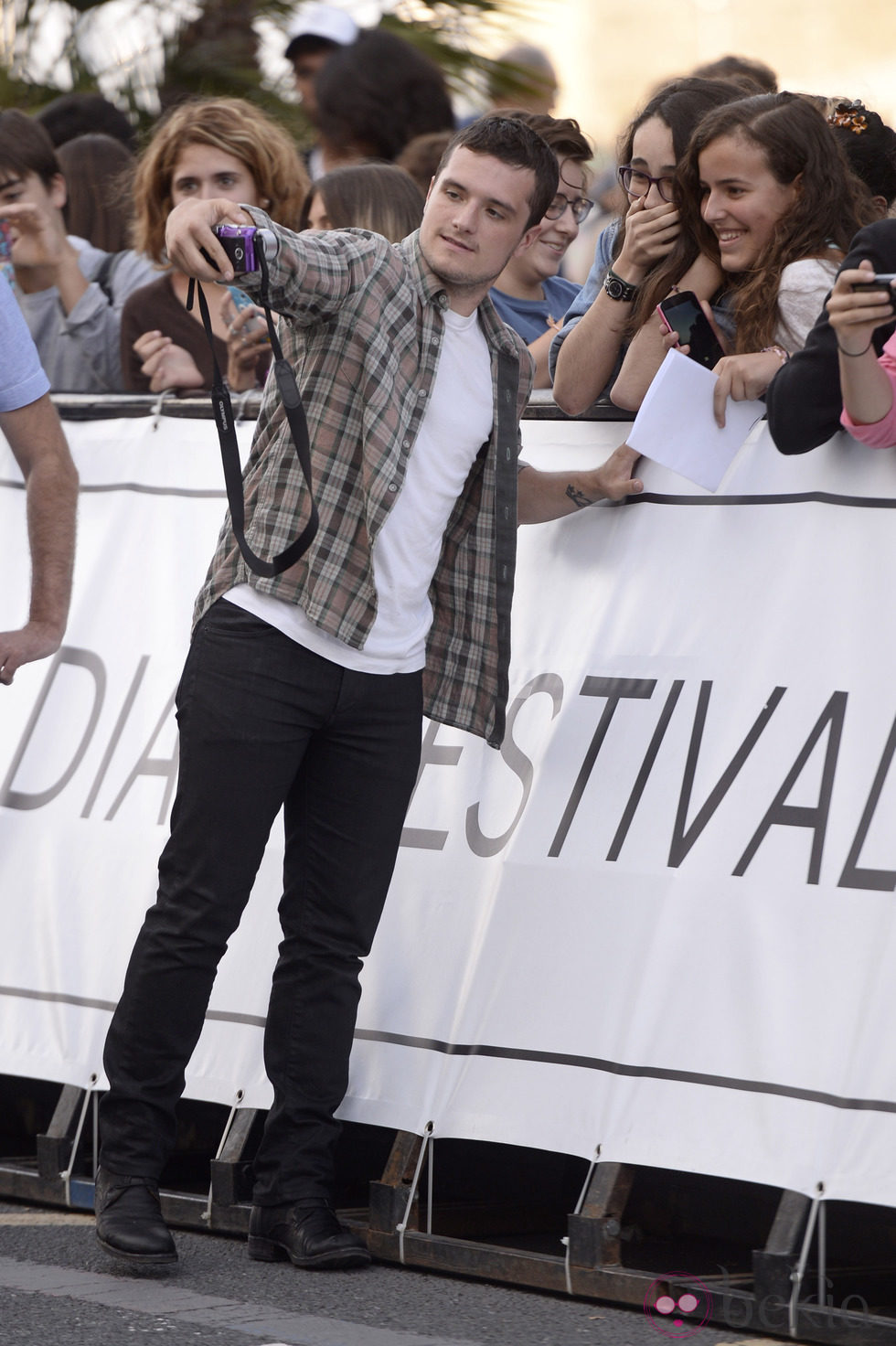 Josh Hutcherson atendiendo a sus fans a su llegada al Festival de San Sebastián 2014