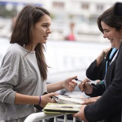 Claudia Traisac atendiendo a sus fans a su llegada al Festival de San Sebastián 2014