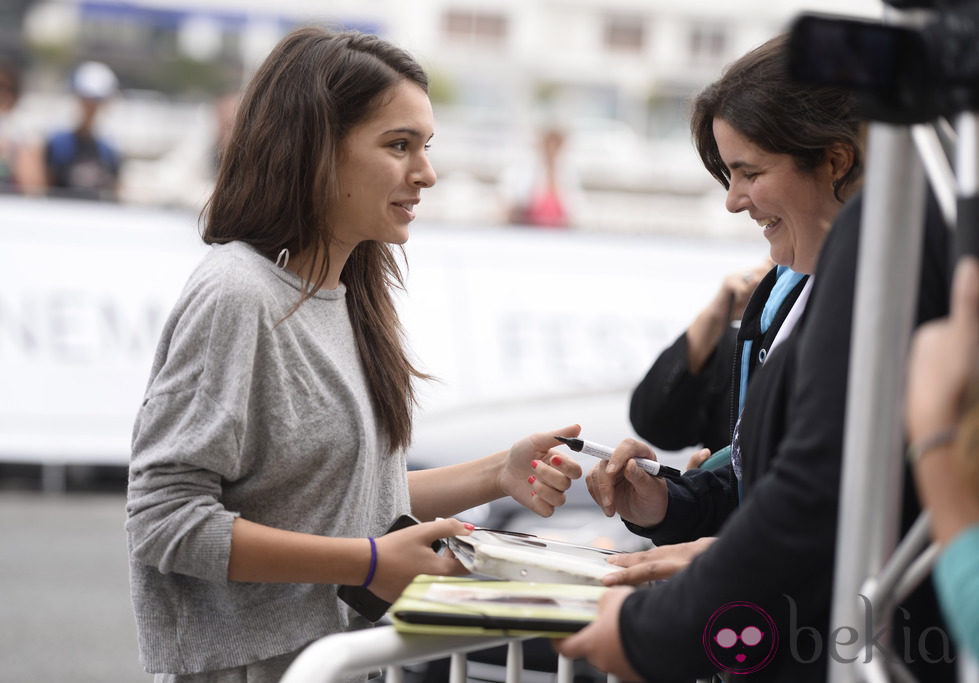 Claudia Traisac atendiendo a sus fans a su llegada al Festival de San Sebastián 2014