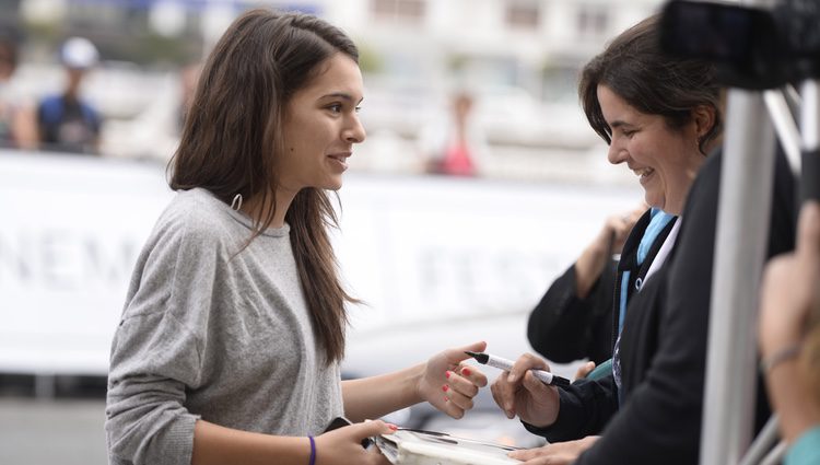 Claudia Traisac atendiendo a sus fans a su llegada al Festival de San Sebastián 2014