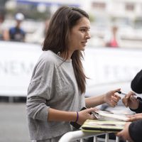 Claudia Traisac atendiendo a sus fans a su llegada al Festival de San Sebastián 2014