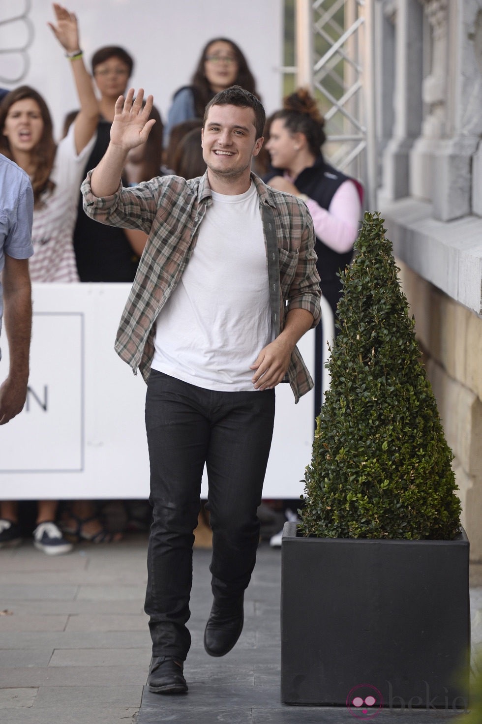 Josh Hutcherson llegando al Festival de San Sebastián 2014