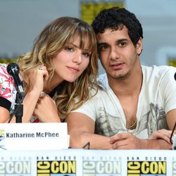 Katharine McPhee y Elyes Gabel en la presentación de 'Scorpion' 