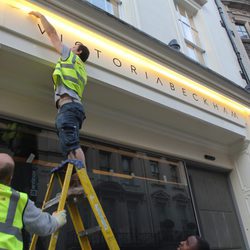 Preparativos para la apertura de la primera tienda de Victoria Beckham