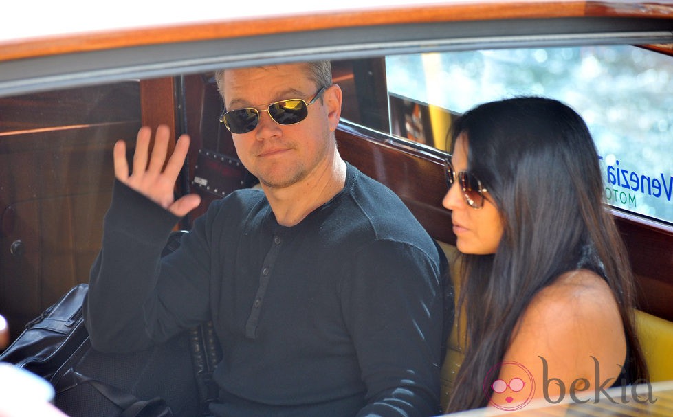 Matt Damon y Luciana Barroso a su llegada a Venecia para acudir a la boda de George Clooney