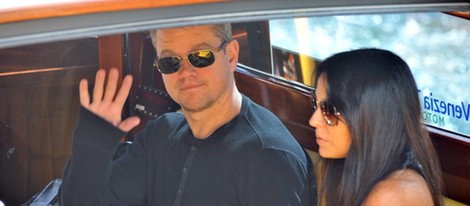 Matt Damon y Luciana Barroso a su llegada a Venecia para acudir a la boda de George Clooney