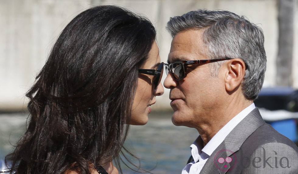 George Clooney y Amal Alamuddin, muy acaramelados a su llegada a Venecia para celebrar su boda