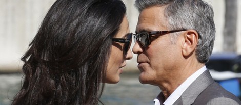 George Clooney y Amal Alamuddin, muy acaramelados a su llegada a Venecia para celebrar su boda