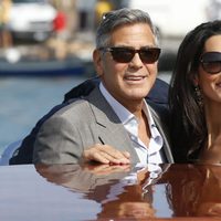 George Clooney y Amal Alamuddin en una lancha horas antes de celebrar su boda en Venecia