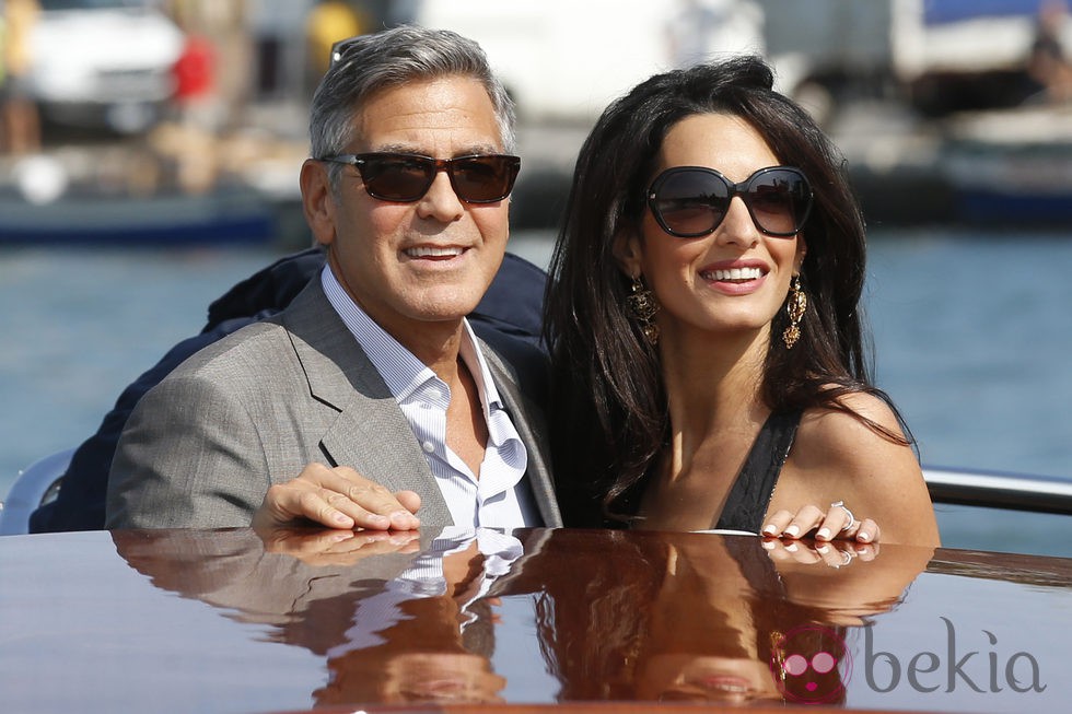 George Clooney y Amal Alamuddin en una lancha horas antes de celebrar su boda en Venecia