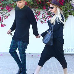 Ashlee Simpson y Evan Ross pasean por Malibú