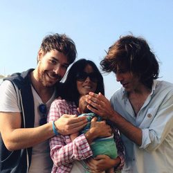 Primera imagen de Raquel del Rosario y su hijo Leo con Juan Luis Suárez y David Feito