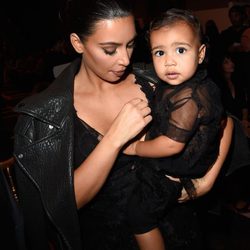 Kim Kardashian y North West en el desfile de Givenchy en la Semana de la Moda de París primavera/verano 2015