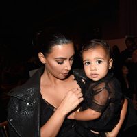 Kim Kardashian y North West en el desfile de Givenchy en la Semana de la Moda de París primavera/verano 2015