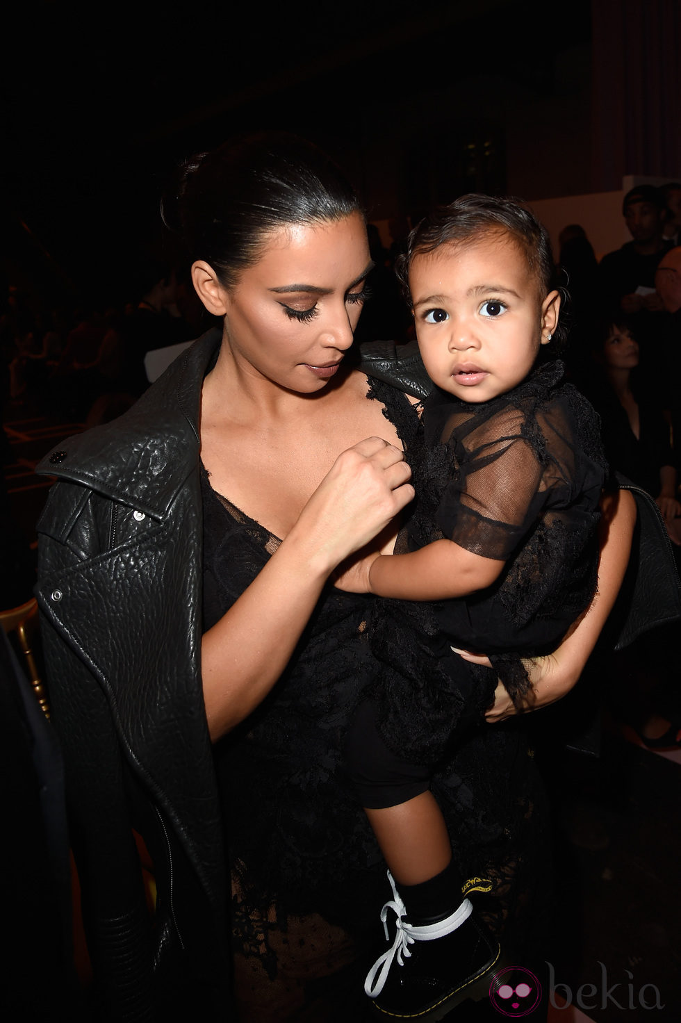 Kim Kardashian y North West en el desfile de Givenchy en la Semana de la Moda de París primavera/verano 2015