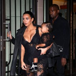 Kim Kardashian, Kanye West y North West en el desfile de Givenchy en la Semana de la Moda de París primavera/verano 2015